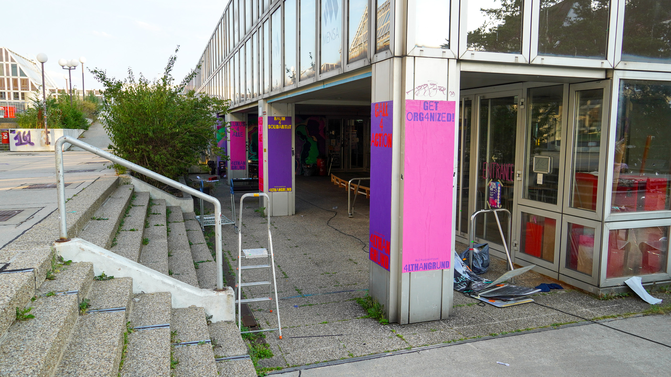 Outside space billboards of 4lthangrund.